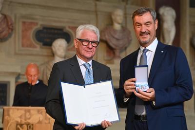 Aushaendigung  Bayerischer Verdienstorden-stock-foto