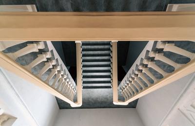 Steintreppe in einem Geb?ude im klassischen Baustil-stock-foto