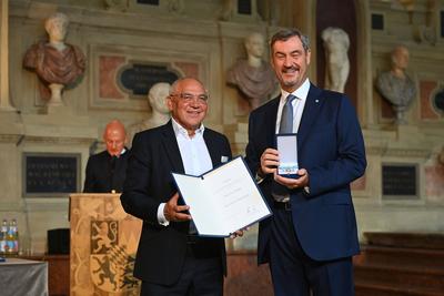 Aushaendigung  Bayerischer Verdienstorden-stock-foto