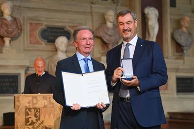 Aushaendigung  Bayerischer Verdienstorden-stock-foto