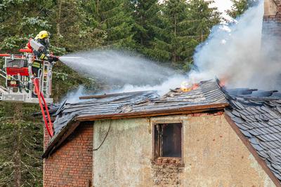 Feuerwehren r?cken zu Geb?udebrand aus ? Feuerwehr kam erst aus Waldbrandgebiet wieder zur?ck in die Heimat-stock-photo