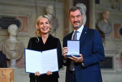 Aushaendigung  Bayerischer Verdienstorden-stock-foto