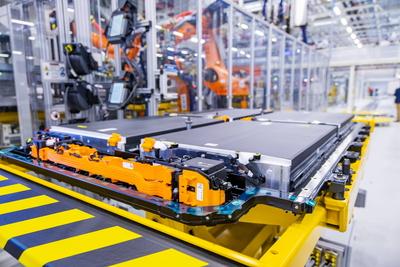 Hochlauf der Hightech-Batteriemontage f?r den neuen vollelektrischen CLAbei der Mercedes-Benz TochterACCUMOTIVE in Kamenz-stock-foto