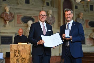 Aushaendigung  Bayerischer Verdienstorden-stock-foto