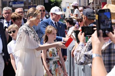 La famille princi?re de Monaco en visite dans le Carlad?s-stock-foto