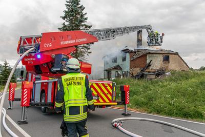 Feuerwehren r?cken zu Geb?udebrand aus ? Feuerwehr kam erst aus Waldbrandgebiet wieder zur?ck in die Heimat-stock-photo