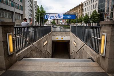 Aus der Mohrenstra?e wird die George-Floyd-Stra?e, Aktivisten haben den Eingang zum U-Bahnhof Mohrenstra?e mit einem Pl-stock-foto