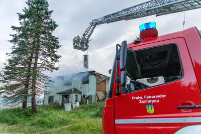 Feuerwehren r?cken zu Geb?udebrand aus ? Feuerwehr kam erst aus Waldbrandgebiet wieder zur?ck in die Heimat-stock-photo