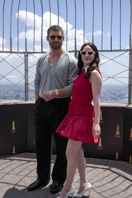 As estrelas do Superman iluminaram o Empire State Building com os melhores amigos da Animal Society-stock-foto