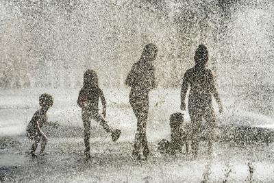 Hitzewelle, Kinder haben einen Riesenspa? mit den Wasserfont?nen am Stachusbrunnen, Karlsplatz, M?nchen, 30. Juni 2025-stock-photo