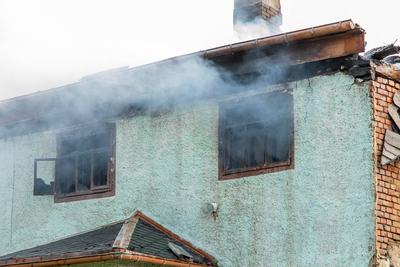Feuerwehren r?cken zu Geb?udebrand aus ? Feuerwehr kam erst aus Waldbrandgebiet wieder zur?ck in die Heimat-stock-photo