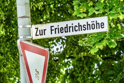 Stra?e Zur Friedrichsh?he in Niedereimer, Heimat und Wohnort von Bundeskanzler Friedrich Merz, Niedereimer ist ein Ortsteil von Arnsberg, Juli 2025-stock-foto