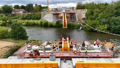 09.07..2025 Sachsen Anhalt Sachsen-Anhalt Halle Saale Luftbild Luftaufnahme Salle?berquerung Br?ckenschub Westumfahrung-stock-foto