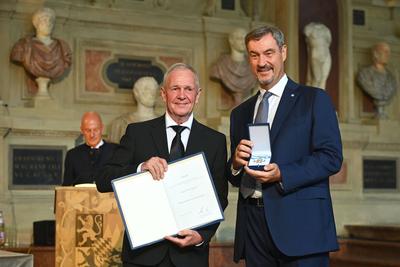 Aushaendigung  Bayerischer Verdienstorden-stock-foto