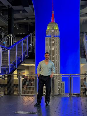 Superman stars lit up empire state building with best friends animal society-stock-foto