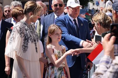 La famille princi?re de Monaco en visite dans le Carlad?s-stock-foto