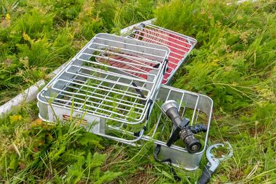 Feuerwehren r?cken zu Geb?udebrand aus ? Feuerwehr kam erst aus Waldbrandgebiet wieder zur?ck in die Heimat-stock-photo