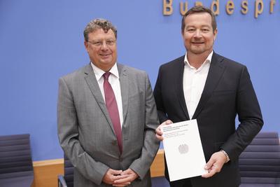 Bundespressekonferenz, Bericht des Polizeibeauftragten des Bundes beim Deutschen Bundestag-stock-foto