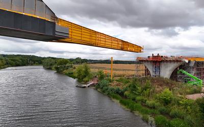 09.07..2025 Sachsen Anhalt Sachsen-Anhalt Halle Saale Luftbild Luftaufnahme Salle?berquerung Br?ckenschub Westumfahrung-stock-foto