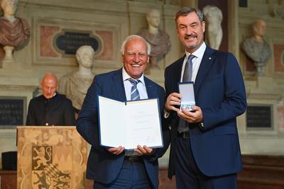 Aushaendigung  Bayerischer Verdienstorden-stock-foto