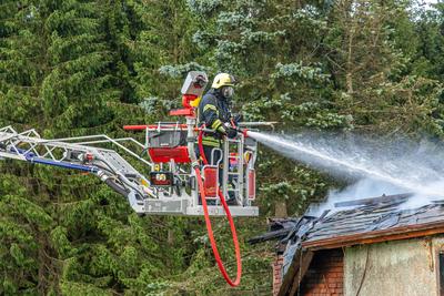 Feuerwehren r?cken zu Geb?udebrand aus ? Feuerwehr kam erst aus Waldbrandgebiet wieder zur?ck in die Heimat-stock-photo