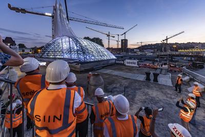 Erstes Eingangsportal am neuen Hauptbahnhof Stuttgart fertig. Zum ersten Mal zeigt sich eine von vier sogenannte Gitters-stock-foto