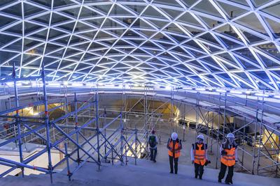 Erstes Eingangsportal am neuen Hauptbahnhof Stuttgart fertig. Zum ersten Mal zeigt sich eine von vier sogenannte Gitters-stock-foto