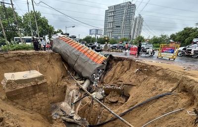 Roads flooded, Traffic Crawls As Delhi-NCR Receives Heavy Rain-stock-foto