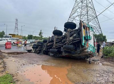 Roads flooded, Traffic Crawls As Delhi-NCR Receives Heavy Rain-stock-foto