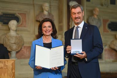 Aushaendigung  Bayerischer Verdienstorden-stock-foto