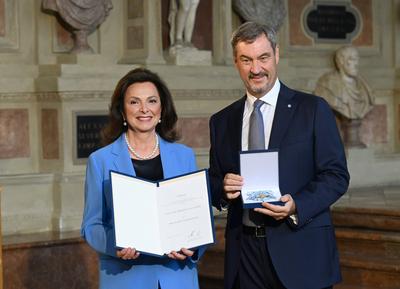 Uschi D?mmrich von Luttitz, Markus S?der / Bayerischer Verdienstorden im Antiquarium der Residenz in M?nchen am 9. Juli-stock-foto