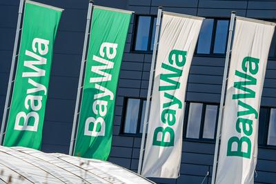 BayWa AG, Fahnen vor Logistikzentrum, N?he Schweinfurt, August 2024 Deutschland, N?he Schweinfurt, August 2024, BayWa AG-stock-foto
