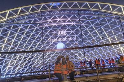 Erstes Eingangsportal am neuen Hauptbahnhof Stuttgart fertig. Zum ersten Mal zeigt sich eine von vier sogenannte Gitters-stock-foto