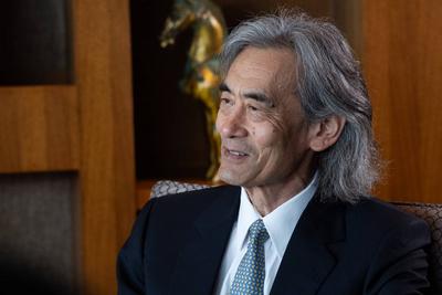 BEIJING, CHINA - JULY 10: Renowned conductor Kent Nagano speaks to the media on July 10, 2025 in Beijing, China. Under t-stock-foto
