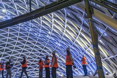 Erstes Eingangsportal am neuen Hauptbahnhof Stuttgart fertig. Zum ersten Mal zeigt sich eine von vier sogenannte Gitters-stock-foto