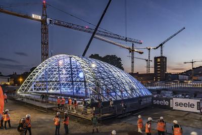 Erstes Eingangsportal am neuen Hauptbahnhof Stuttgart fertig. Zum ersten Mal zeigt sich eine von vier sogenannte Gitters-stock-foto