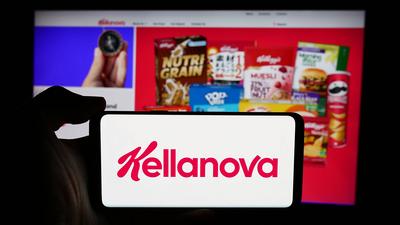 Person holding cellphone with logo of US food processing business Kellanova Company with website. Stuttgart, Germany - 0-stock-foto