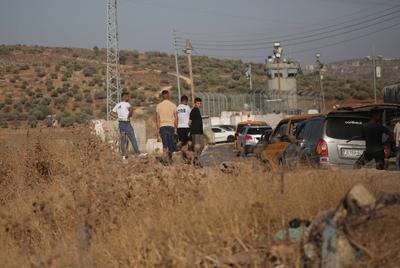 Israeli security close the entrances to the West Bank after a stabbing attack, in Gush Etzion in the Israeli-occupied West Bank-stock-foto