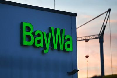 Baustoffhandel BayWa in schwerer Krise.BayWa Schriftzug,Logo,Emblem,Firmenemblem an der BayWa Technik Niederlassung in F-stock-foto