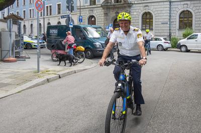 Bayern, Polizeifest in M?nchen Muenchen, Politzeifest der PI 21 in der Au mit dem Fahrrad zu Besuch Polizeipraesident Th-stock-foto