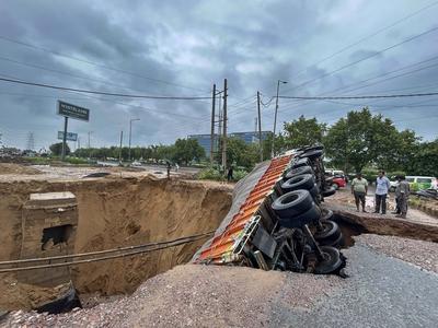 Roads flooded, Traffic Crawls As Delhi-NCR Receives Heavy Rain-stock-foto