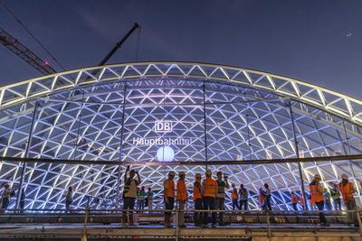 Erstes Eingangsportal am neuen Hauptbahnhof Stuttgart fertig. Zum ersten Mal zeigt sich eine von vier sogenannte Gitters-stock-foto
