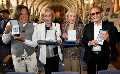 J?rgen Drews, Alice und Ellen Kessler, Michael Holm / Bayerischer Verdienstorden im Antiquarium der Residenz in M?nchen-stock-foto
