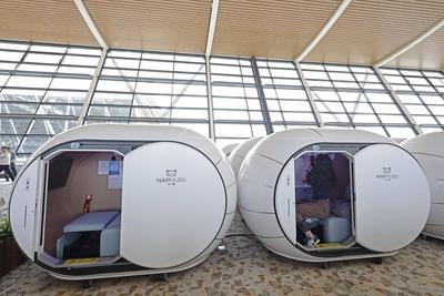 SHANGHAI, CHINA - JULY 09: A passenger takes photos of the facilities inside a new sleeping pod at Shanghai Pudong Inter-stock-foto