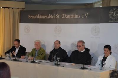 In der Kirche der Benediktiner Abtei in Tholey Saarland werden neue Kirchenfenster von Gerhard Ri-stock-foto