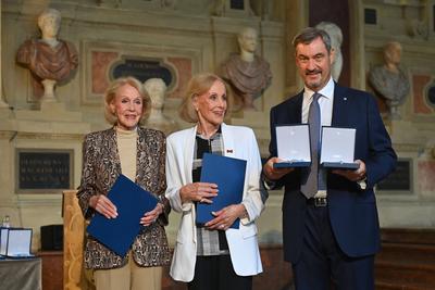 Aushaendigung  Bayerischer Verdienstorden-stock-foto