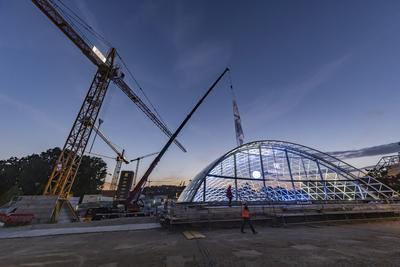 Erstes Eingangsportal am neuen Hauptbahnhof Stuttgart fertig. Zum ersten Mal zeigt sich eine von vier sogenannte Gitters-stock-foto