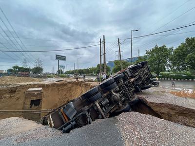 Roads flooded, Traffic Crawls As Delhi-NCR Receives Heavy Rain-stock-foto