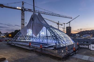 Erstes Eingangsportal am neuen Hauptbahnhof Stuttgart fertig. Zum ersten Mal zeigt sich eine von vier sogenannte Gitters-stock-foto