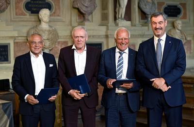Felix Magath, Hermann Gerland, Franz Bulle Roth, Markus S?der / Bayerischer Verdienstorden im Antiquarium der Residenz i-stock-foto